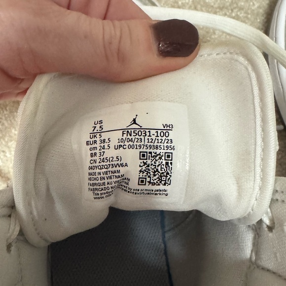 Nike Women's Sneakers in White and Silver - Picture 6 of 7